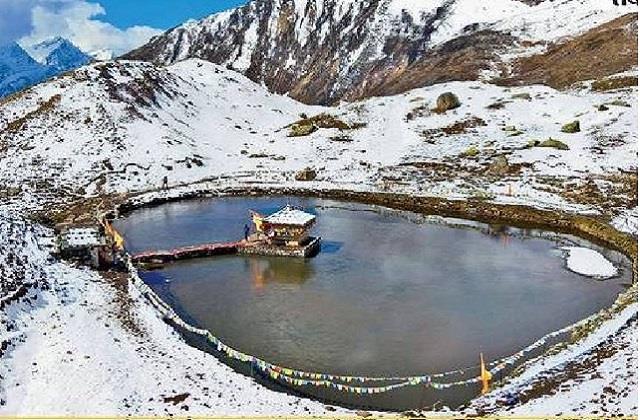 12 हजार फीट की ऊंचाई पर विराजते हैं भगवान कृष्ण, झील के बीच बना है ये अनोखा मंदिर