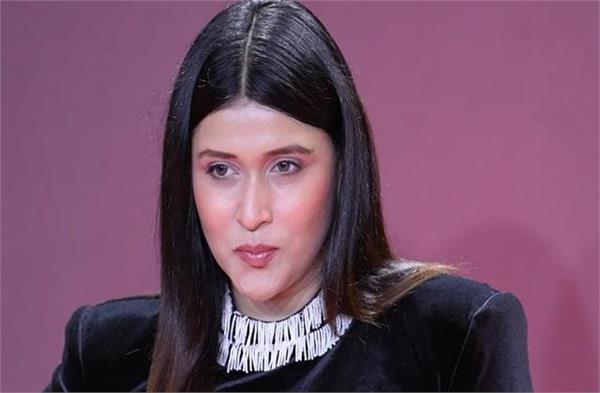 गलत पार्किंग को लेकर मन्नारा चोपड़ा को पड़ी डांट, मिली कार की हवा निकालने की धमकी