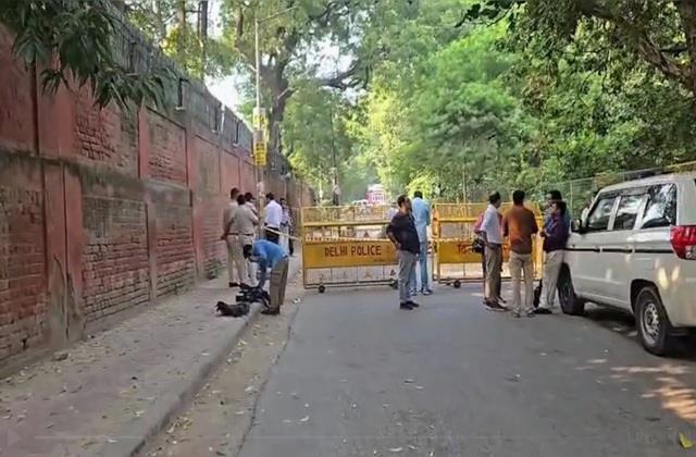 कालकाजी मंदिर घूमने गई 17 साल की लड़की के साथ दुष्कर्म, नकली पुलिस वाले बनकर आए आरोपी