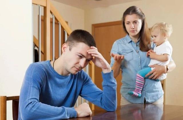 मां बनने के बाद पति से क्यों दूर हो जाती बीवी? इसके पीछे 6 कारण