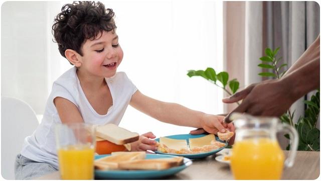 बच्चों को खिलाएं ये 5 फूड्स, बदलते मौसम में इम्यूनिटी रहेगी मजबूत