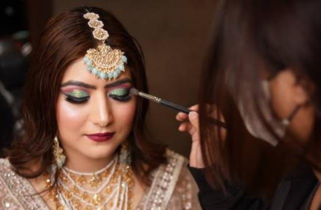 मेकअप आर्टिस्ट चुनते समय दुल्हनें बिल्कुल ना करना ये गलती, नहीं तो खराब हो जाएगा पूरा लुक