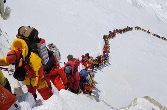 Everest पर जमा हो रहा है रोजाना 6,000 लीटर पेशाब, इंसानी गर्मी से पिघल रहा है Glacier
