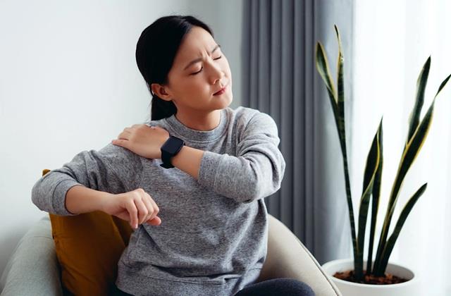 क्या सिर्फ सोने के गलत तरीके से ही होता है कंधे में दर्द ? जानिए इस Pain का असली कारण