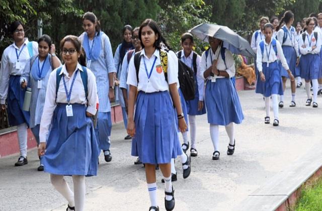 लड़कियों को स्कर्ट में स्कूल ना भेजें, जानें पश्चिम बंगाल के स्वास्थ्य मंत्री ने क्यों दी ये सलाह