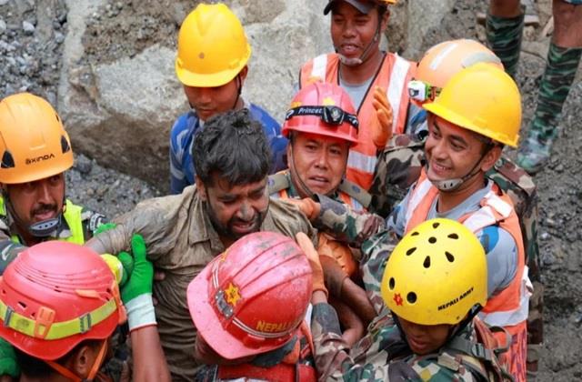 नेपाल बाढ़ में हुआ चमत्कार, भगवान कृष्ण के सहारे 10 दिन तक सुरंग में जिंदा रहे मजदूर !