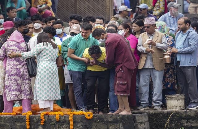अपनों के नहीं मिले शव तो कुश-कास के पुतले बनाकर किया अंतिम संस्कार,  देखा नहीं जा रहा नेपाल का ये दर्द