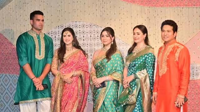सचिन तेंदुलकर की बहू ने सास-ननद से चुना बिल्कुल अलग लुक, ब्राइट पिंक साड़ी में  खींचा सबका ध्यान