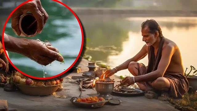 श्राद्ध में अंगूठे के पास से ही क्यों दिया जाता है जल? जानें इसके पीछे की मान्यता