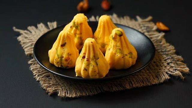 बिना सांचे के ऐसे बनाएं मोदक का परफेक्ट शेप काम आएंगे ये आसान Tips