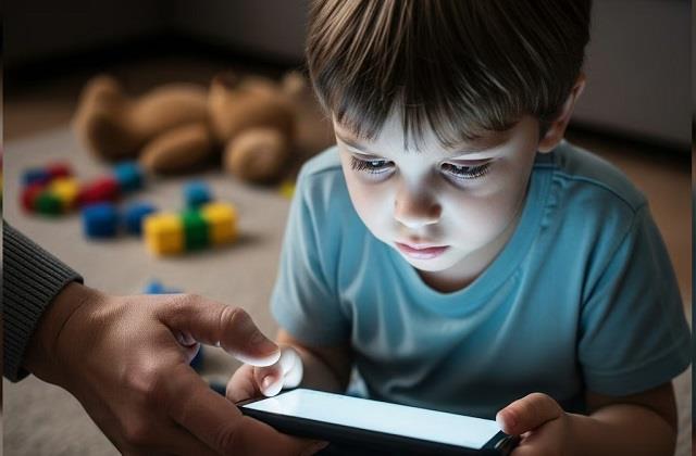 फोन से चिपके रहते हैं बच्चे तो बिना डांटे ऐसे कम करें Screen Time