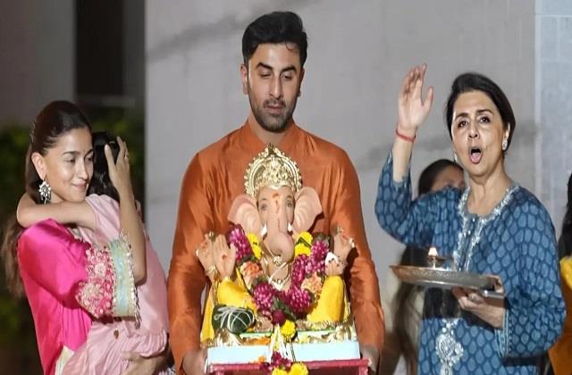 राहा को गोद में लेकर पीछे की ओर क्यों चलीं Alia Bhatt, गणपति विसर्जन का वीडियो वायरल