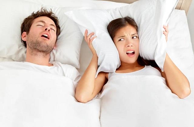 नींद में क्यों बड़बड़ाते हैं लोग! बार-बार ऐसा होना किस बीमारी का संकेत है