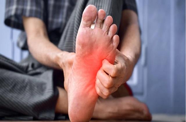 पैरों के तलवों में जलन से हैं परेशान तो इन आसान उपायों से पाएं राहत