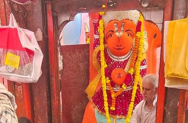 मंदिर गिरने के बाद भी ‘अडिग’ खड़ी रही बजरंगबली की 170 साल पुरानी मूर्ति, भक्तों के निकले आंसू