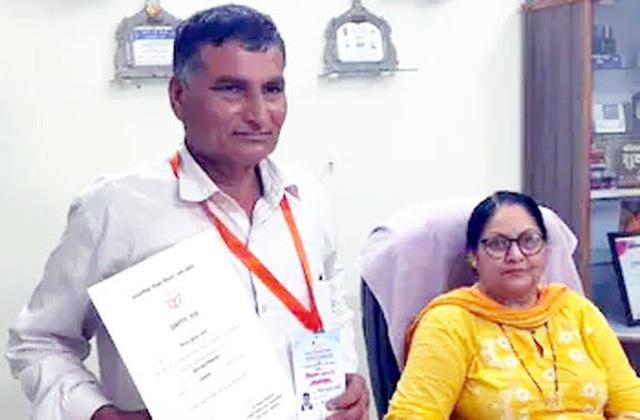 Retirement की उम्र में शख्स को मिली सरकारी नौकरी, 27 साल से देख रहे थे टीचर बनने का सपना