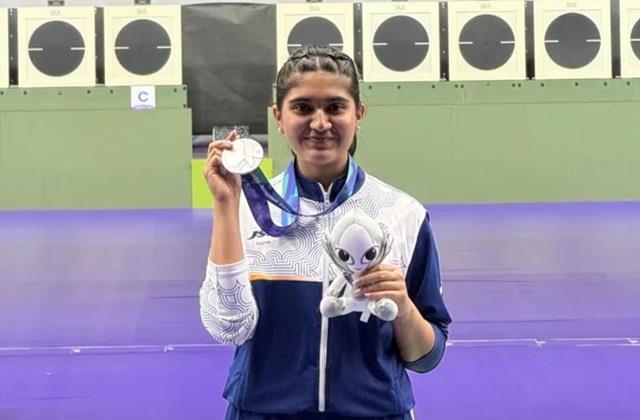 रात को पड़ी मां की डांट सुबह बेटी ने भारत को दिलाया मेडल,  21 साल की निशानेबाज ईशा सिंह का कमाल
