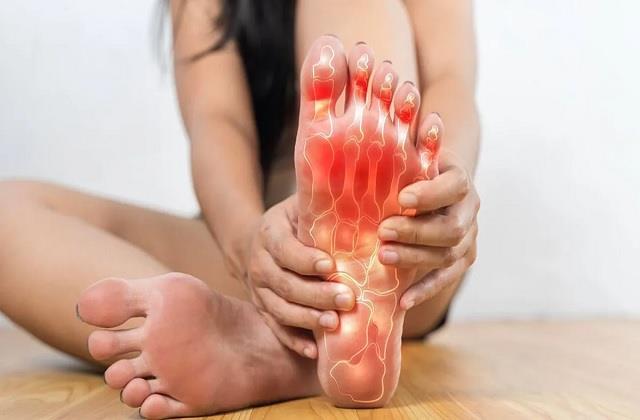 URIC ACID की समस्या किन महिलाओं को बार-बार होती है?  इसके कारण और लक्षण पढ़ें