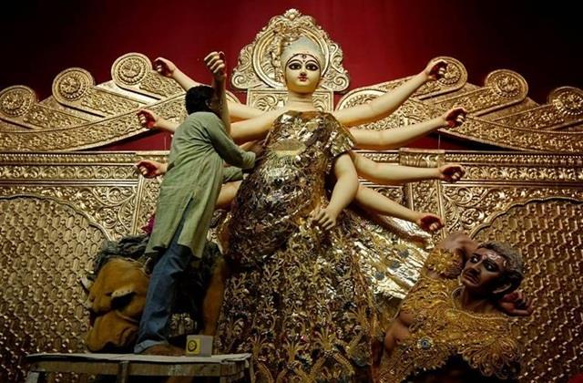 मां दुर्गा की मूर्ति बनाने के लिए वैश्याओं से मांगकर लाई जाती है मिट्टी, इसके बिना अधूरी है दुर्गा पूजा