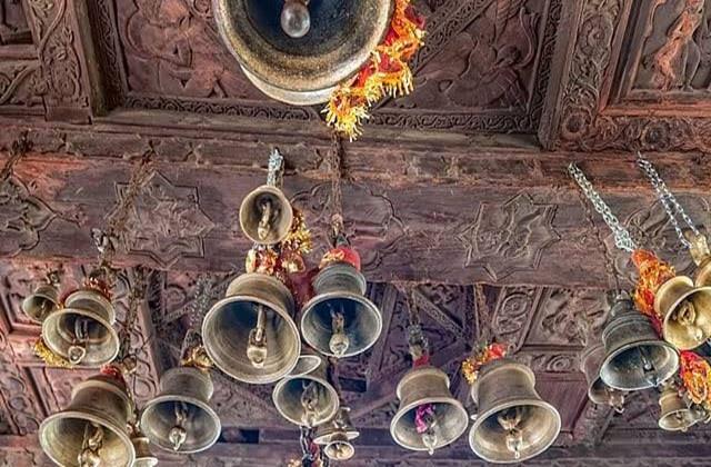 यहां ईंटों से नहीं घंटियों से बना पूरा मंदिर, मन्नत पूरी होने पर चढ़ती हैं हजारों घंटियां