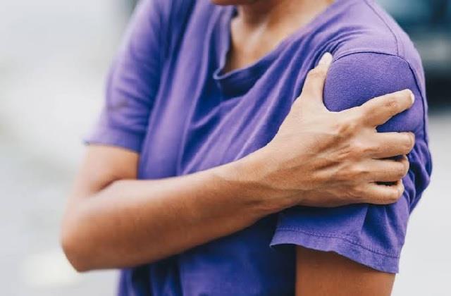 बाईं बाजू में हर समय दर्द रहना सबसे बड़ा संकेत, चेतावनी को इग्नोर ना करें