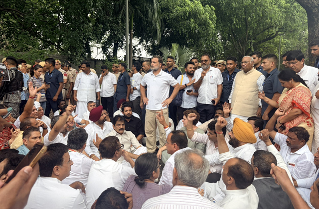 PunjabKesari, charanjit-channi-randhawa-and-raja-warring-in-custody