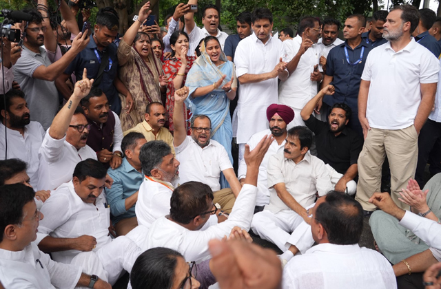 PunjabKesari, charanjit-channi-randhawa-and-raja-warring-in-custody
