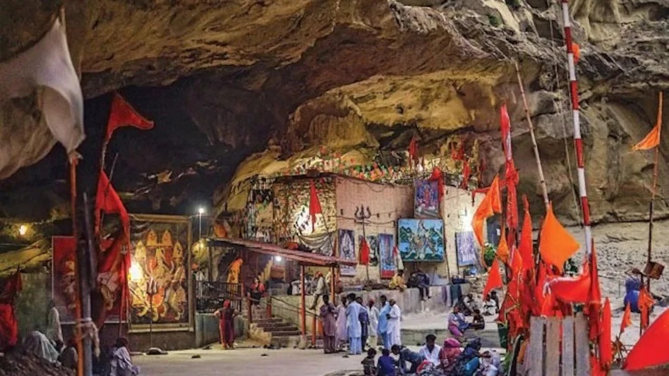 PunjabKesari , Madhya Pradesh, Raisen, Hinglaj Devi Temple, 500-year-old temple, Shakti Peeth, Pilgrimage, Devotees, Faith, Spirituality, Religious Tourism, Divine Blessings, Hindu Temple, Akhand Jyoti, Cultural Heritage, Historical Temple, Devotional Site