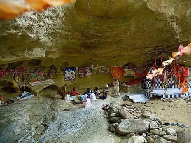 PunjabKesari , Madhya Pradesh, Raisen, Hinglaj Devi Temple, 500-year-old temple, Shakti Peeth, Pilgrimage, Devotees, Faith, Spirituality, Religious Tourism, Divine Blessings, Hindu Temple, Akhand Jyoti, Cultural Heritage, Historical Temple, Devotional Site 