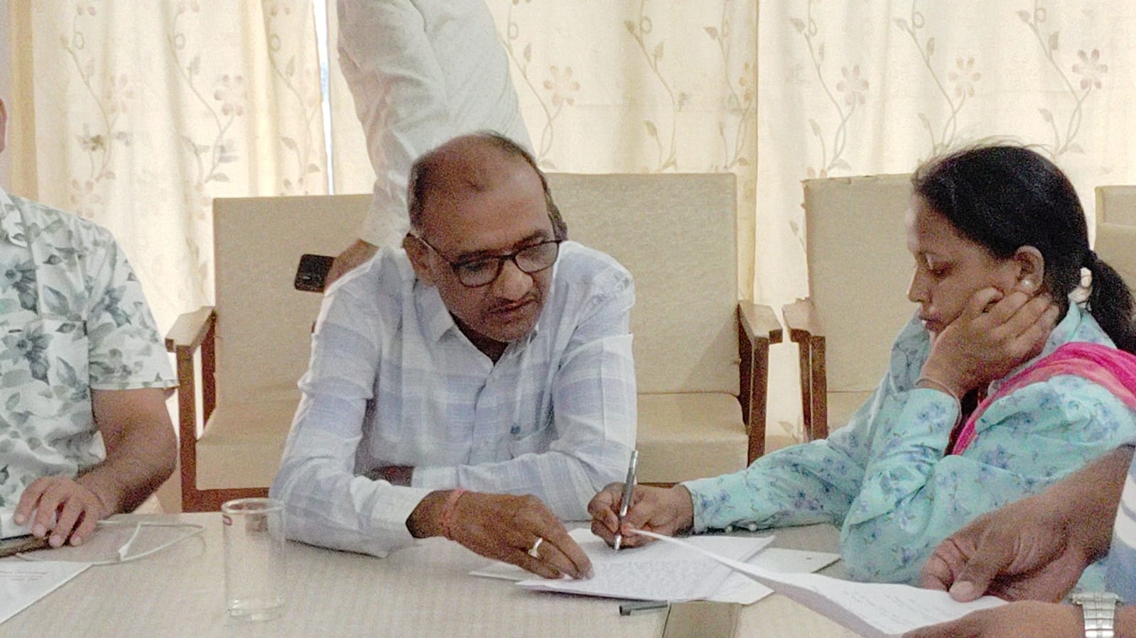 PunjabKesari, Chhindwara bribery case, Lokayukta action, Corruption in Madhya Pradesh, Cooperative society manager arrested, Tamiya block news, Bribery caught red handed, Jabalpur Lokayukta raid