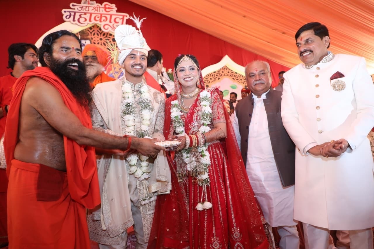 PunjabKesari, Mohan Yadav, Ujjain Mass Wedding, Abhimanyu Yadav, Ishita Wedding, Social Harmony, Collective Marriage Ceremony, Swami Ramdev, Dhirendra Shastri, Mangu Bhai Patel, Karnataka Governor Thawar Chand Gehlot, Jyotiraditya Scindia