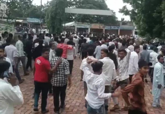 PunjabKesari, Ujjain, Mahidpur, Ganesh Procession, Stone Pelting, Love Jihad Tableau, Communal Tension, Police Action, Muslim Community Protest, CCTV Footage, Madhya Pradesh News