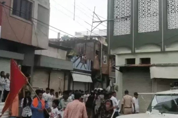 PunjabKesari, Ujjain, Mahidpur, Ganesh Procession, Stone Pelting, Love Jihad Tableau, Communal Tension, Police Action, Muslim Community Protest, CCTV Footage, Madhya Pradesh News