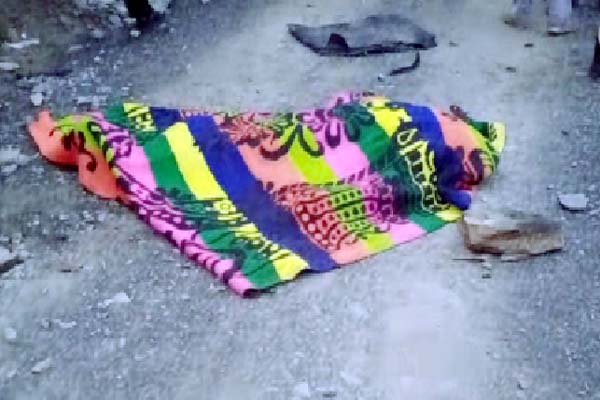 दर्दनाक हादसा : गहरी खाई में गिरी कार, 2 की मौके पर मौत दर्दनाक हादसा : गहरी खाई में गिरी कार, 2 की मौके पर मौत