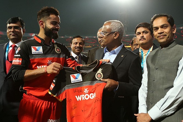 Kohli, Dhoni present team jerseys to visiting Maldives president