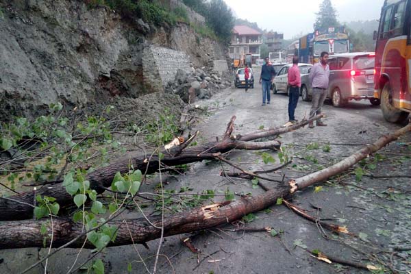 भू-स्खनल से 17 मील में पर्यटक वाहन दुर्घटनाग्रस्त
