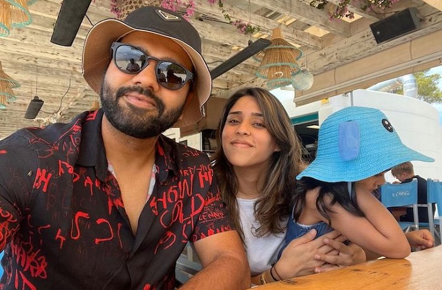 Rohit Sharma, Riktika Sajdeh, mobile, jumps into water, cricket news in hindi, sports news, रोहित शर्मा, ऋतिका सजदेह, मोबाइल, पानी में कूदा, क्रिकेट समाचार हिंदी में, खेल समाचार