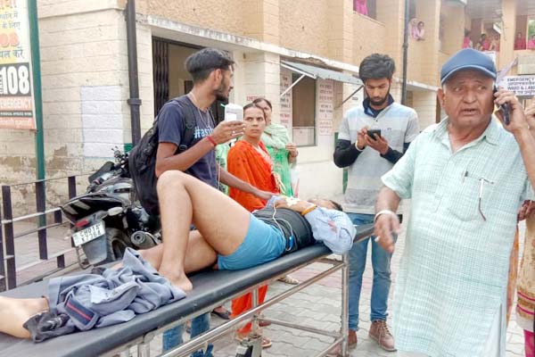 PunjabKesari, Injured Youth Image